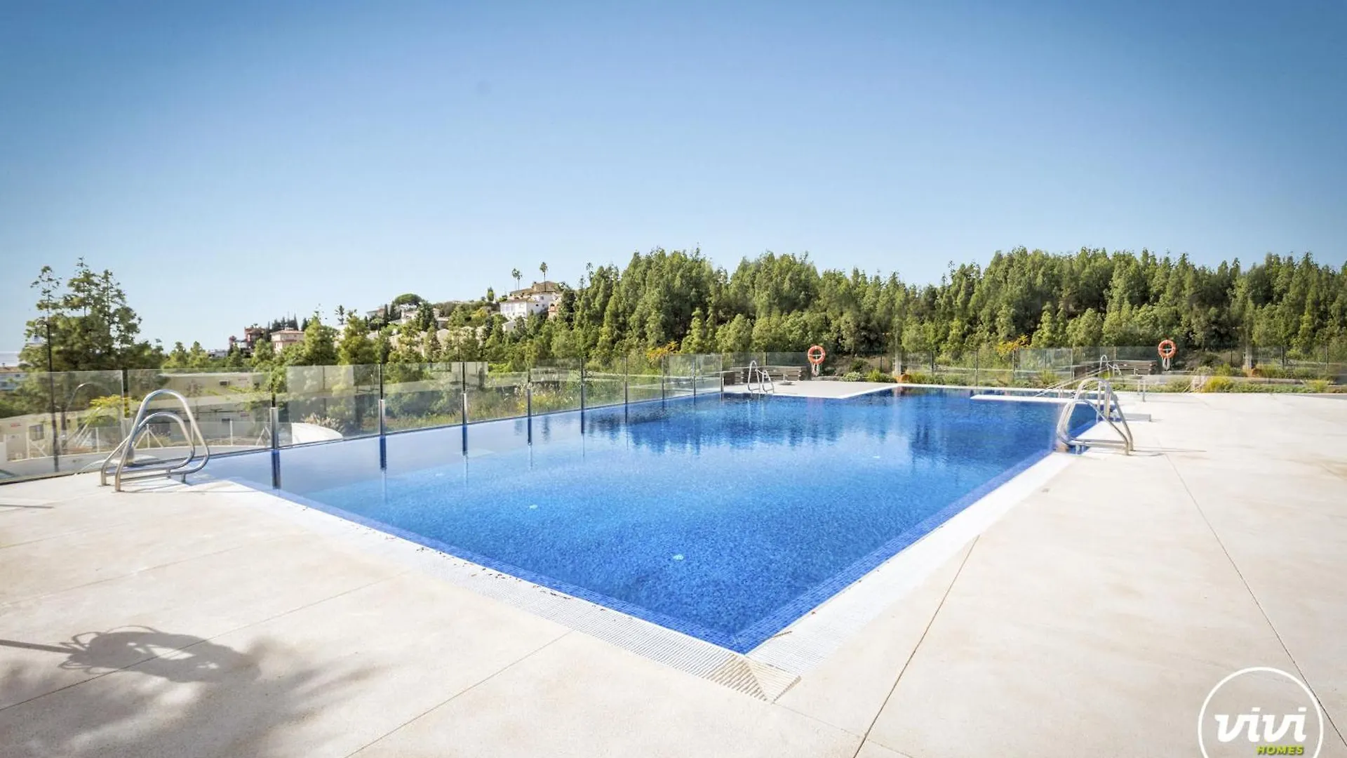 Vivi Homes - Luxor Gym, Pool, Terrace & Beach 미하스 0*,  스페인