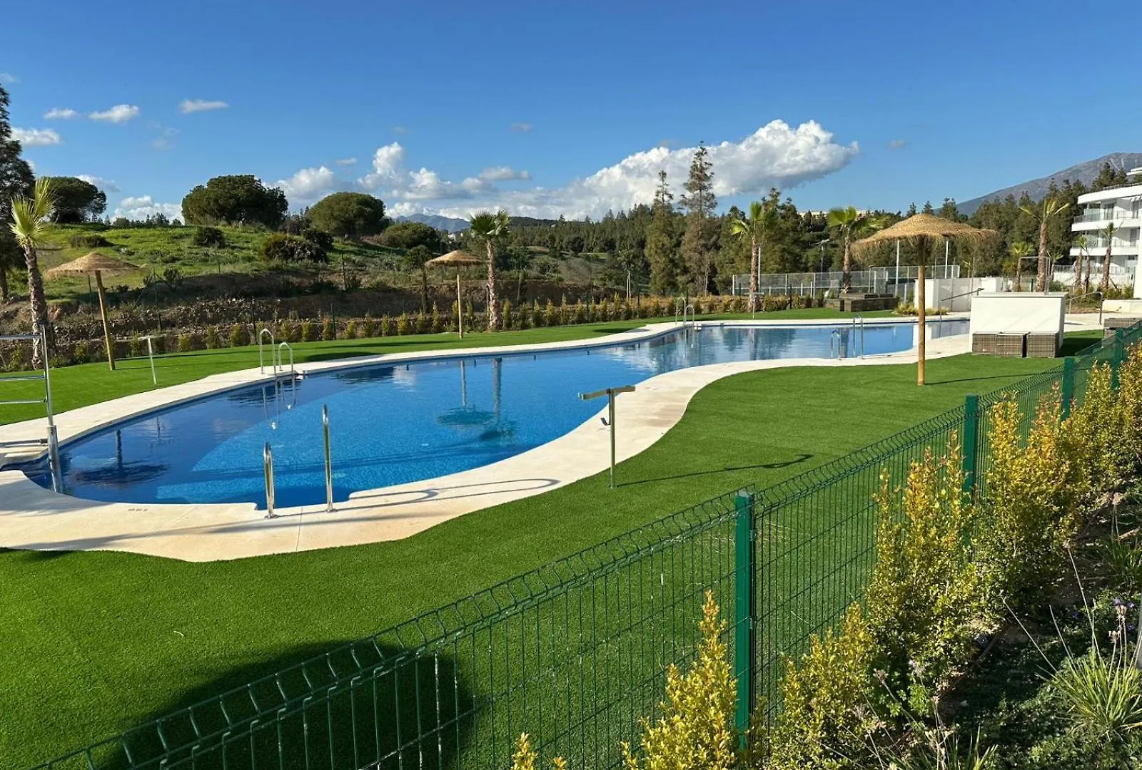 Vivi Homes - Luxor Gym, Pool, Terrace & Beach Mijas Apartment